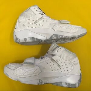 Jordan Zion 2 TB in White and Metallic Gold (7.5M/9W)